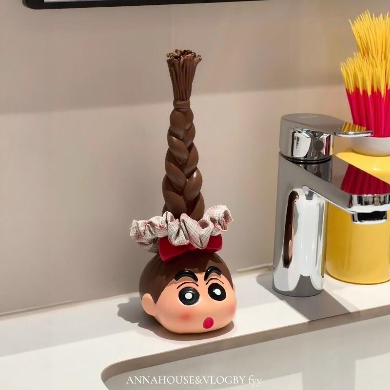 Home Bathroom Products - かわいいクレヨンしんちゃんの長い三つ編みヘアタイ収納ラック、漫画風クリエイティブなデスクトップオーナメント、バスルームアクセサリーラック、ギフトおもちゃ